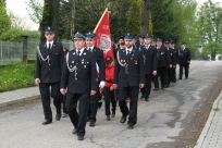 Przemarsz strażaków w mundurach galowych, fot. z archiwum OSP Kisielów